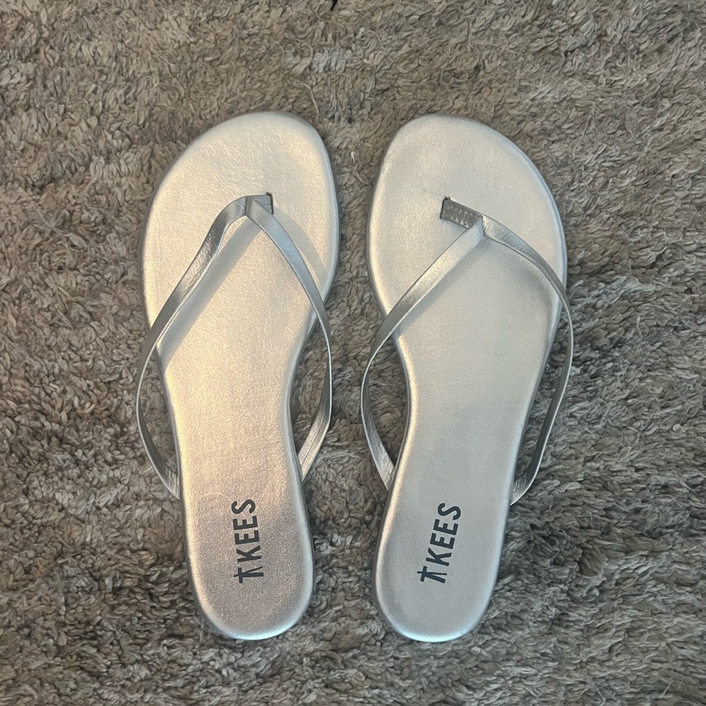 tkees flip flops girls!!